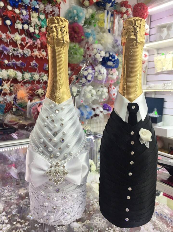 Как украсить шампанское и бокалы молодоженов на свадьбу