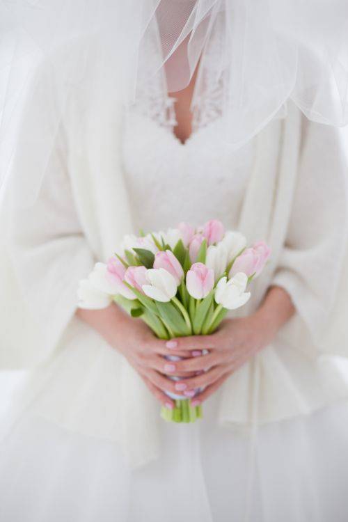 Свадебный букет из тюльпанов [2019]: красных ?, белых & бумажных на фото