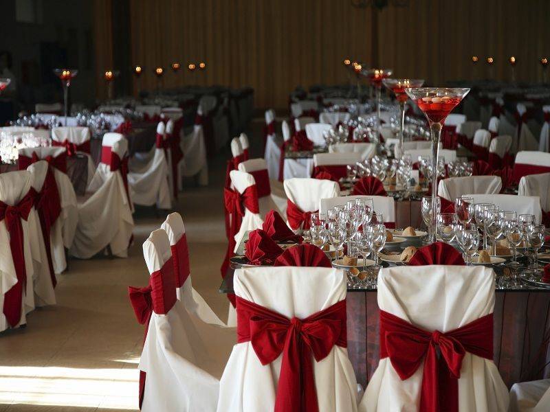 Свадьба в красно-белом стиле: торт, бокалы, оформление зала, украшение нарядов жениха и невесты