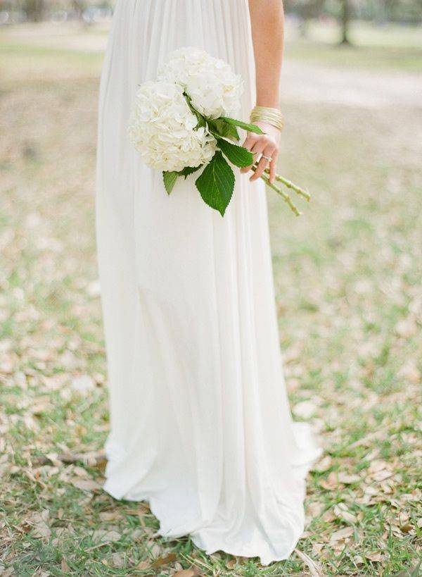 Минималистичное платье для невесты: как выбрать актуальный фасон и аксессуары