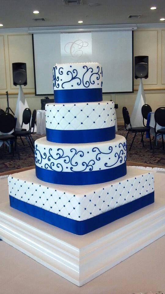 Свадебный торт в синем цвете в тренде [2019] с белыми тонами ? без мастики – фото