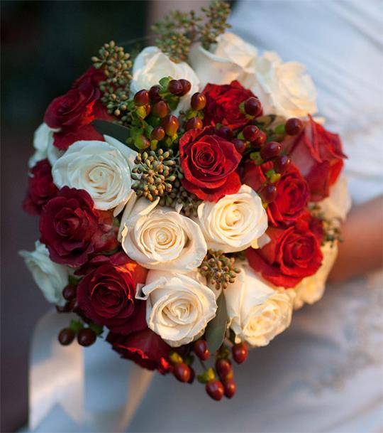 Букет невесты из роз – пионовидных и кустовых в сочетании с пионами, фрезией и другими цветами с фото