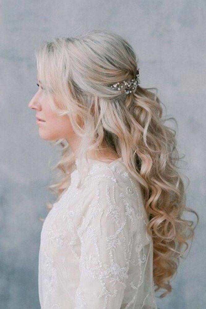 Зимняя свадебная прическа на длинные волосы