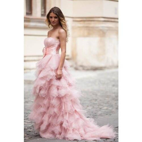 Розовое платье, кому подходит и как создать модный образ