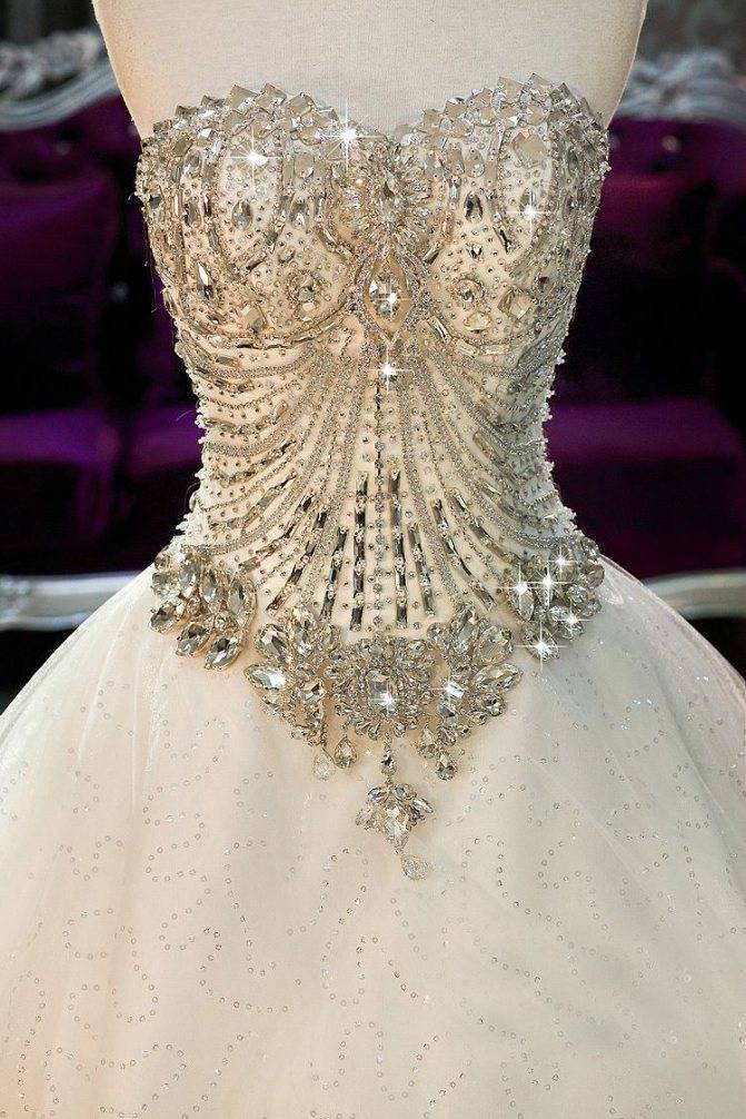 Свадебное платье с корсетом с камнями, жемчугом