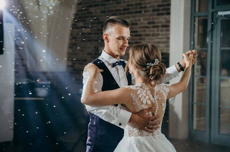 Песни для свадебного танца молодоженов: список самых лучших