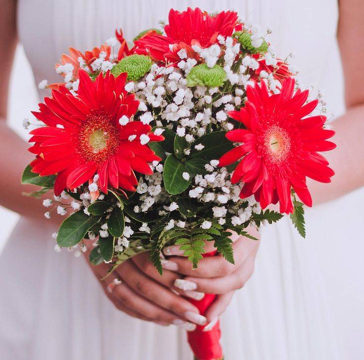 Изысканная роскошь – свадебный букет из гербер с розами и хризантемами