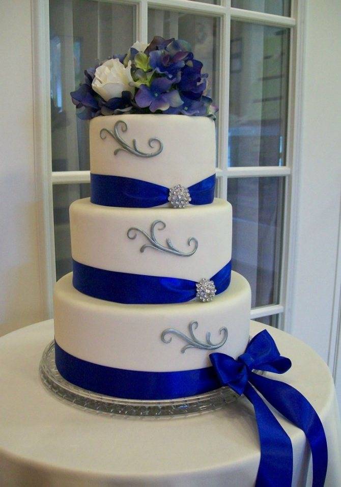 Свадебные торты с живыми цветами: чем и как украсить?