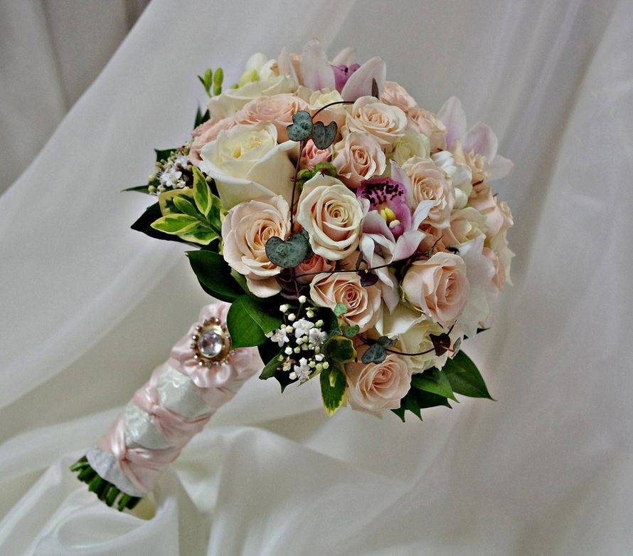 Свадебный букет из роз – нежные и яркие композиции на торжество 2021
