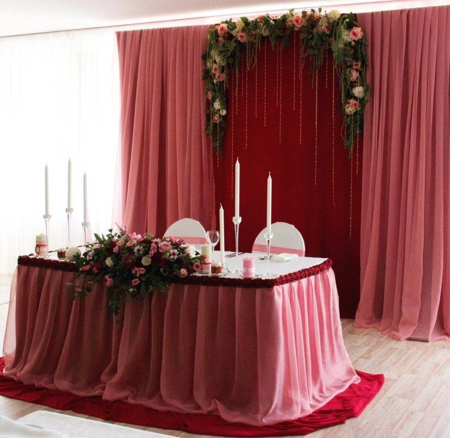 Элегантное украшение зала на свадьбу – бордовый цвет как символ роскоши: фото примеров
