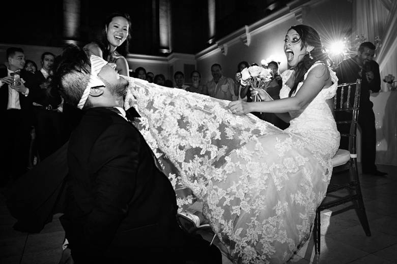Бросание подвязки на свадьбе: классика и альтернативные варианты