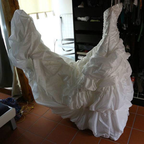 Как постирать свадебное платье в домашних условиях вручную и в стиральной машине