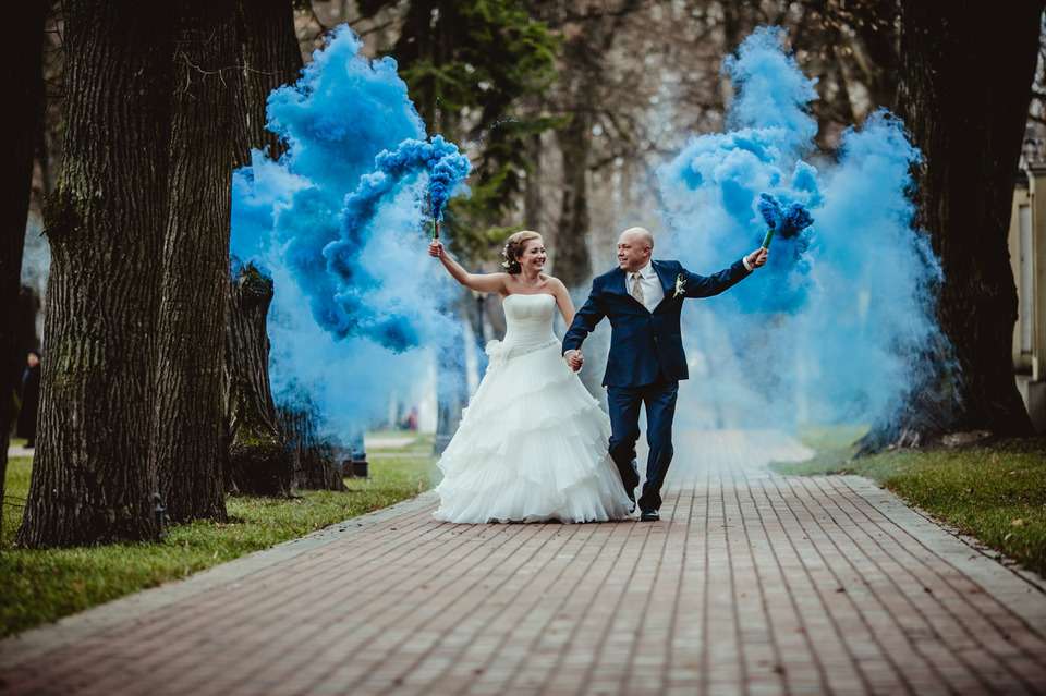 Фотосессия с цветным дымом: 4 правила безупречной фотографии. раздел со статьями в свадебном журнале: фото и видео.