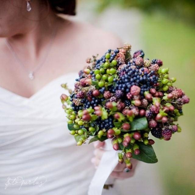 Букет невесты с ягодами, оригинальные идеи с фото