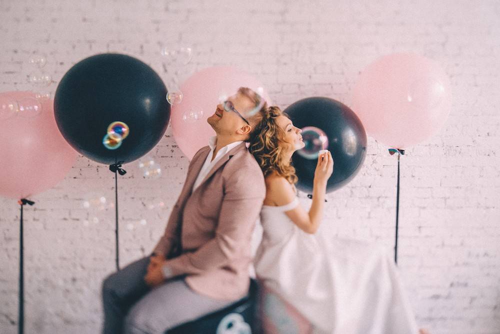 Креативная свадебная фотосессия с воздушными шарами и мыльными пузырями