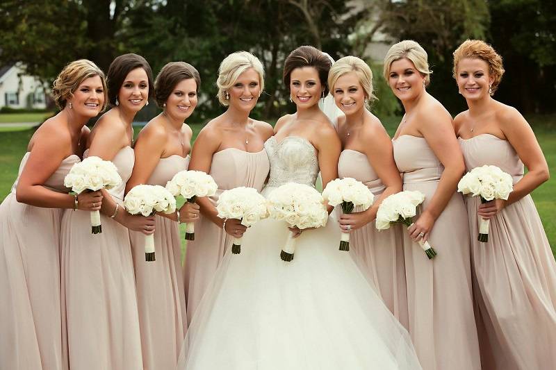 Образ подружки невесты: как выбрать платье, аксессуары и обувь на свадьбу, что должно сочетаться - советы и рекомендации, свадебные фото с подругами новобрачной