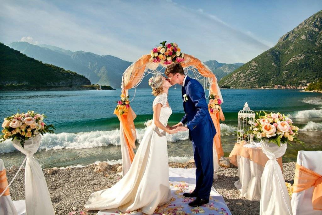 Летняя свадьба: советы по выбору места – от веранды до пляжа; идеи для фотосессии, создание образа жениха и невесты, подбор развлечений и меню