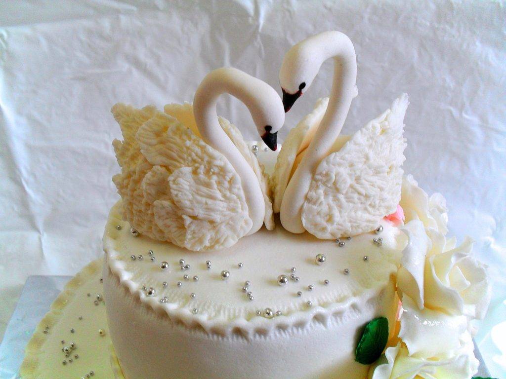 Свадебный торт в виде сердца: фото с фигурками в форме лебедей