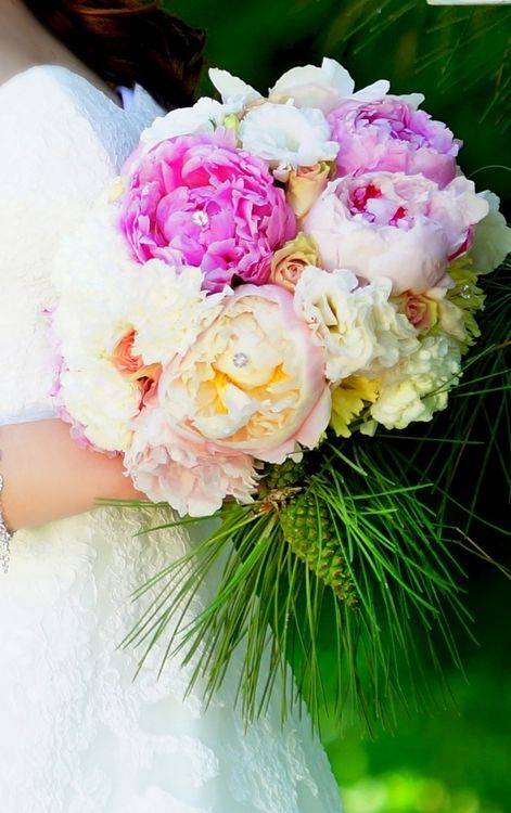 Букет невесты из пионов: с гортензией и пионовидными розами, с ранинкулюсами и орхидеями + фото