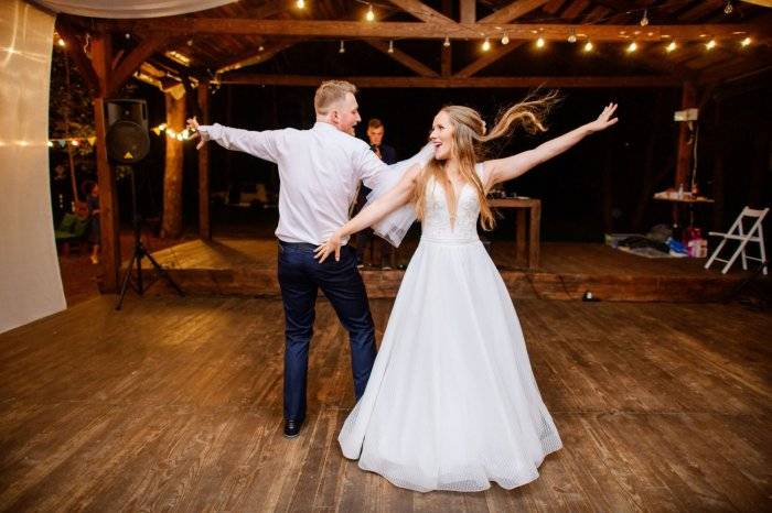 Как правильно подобрать танцевальные песни на свадьбу