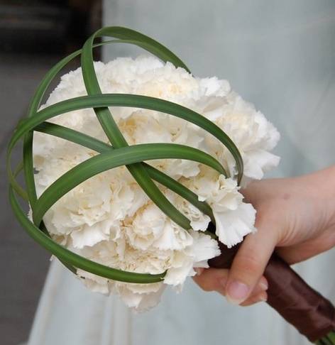 «Цветки Зевса» – свадебный букет из гвоздик: фото красивых вариантов