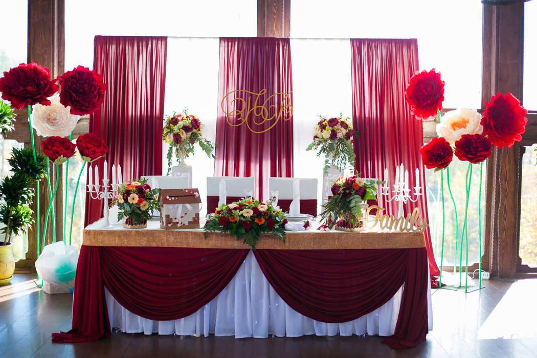 Оформление свадебного зала, декорирование стола и красивые декорации
 - 24 фото