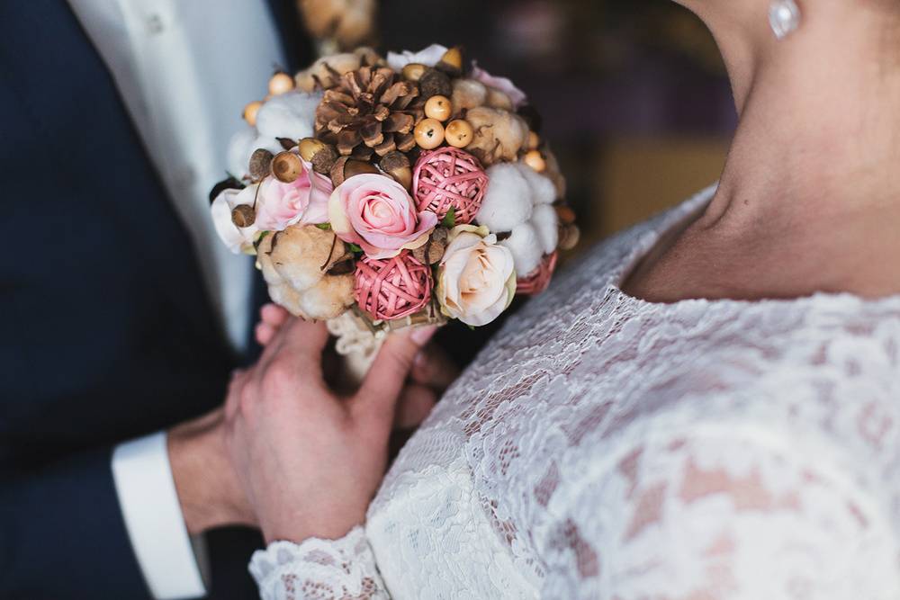 Букет невесты и приметы: что означает поймать его на свадьбе и какой он должен быть, суеверия и традиции, значения свадебных цветов, можно ли кидать букет из искусственных растений