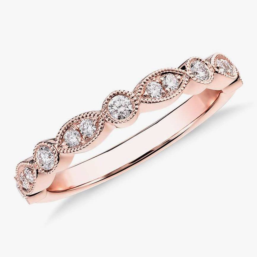 Гармония классики и современности – обручальные кольца из розового золота с бриллиантами и без