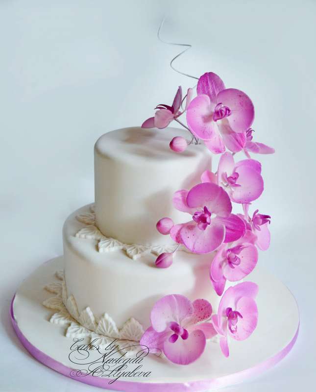 Трёхъярусный торт, в нежном фиолетовом цвете