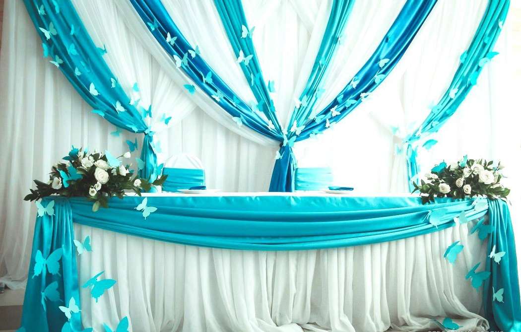 Идеи оформления свадебного зала и стола в голубых тонах