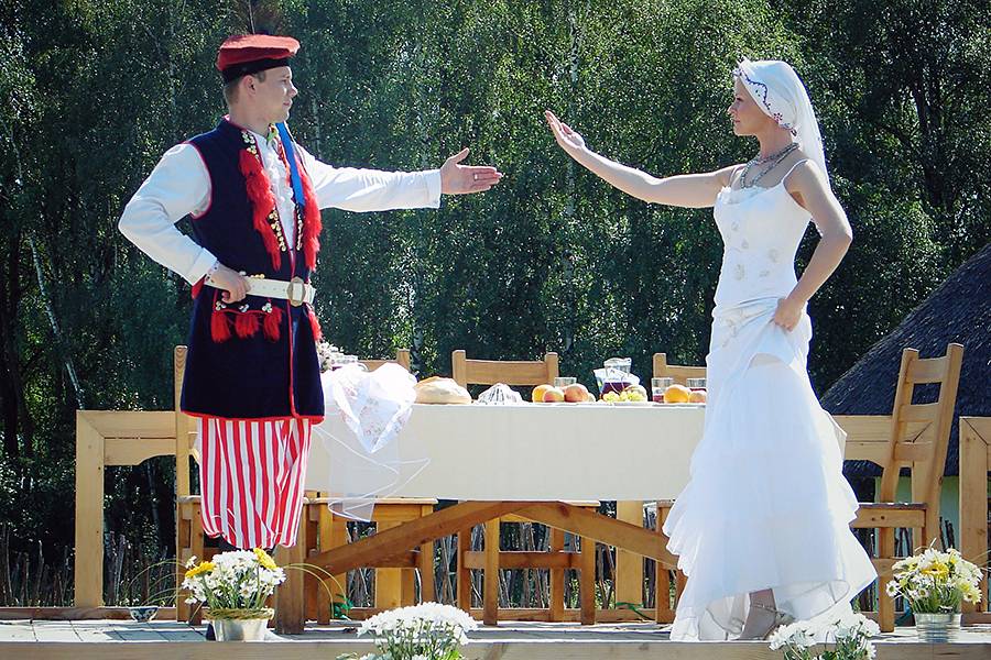 Как празднуют свадьбы в разных странах мира и какие наряды надевают невесты