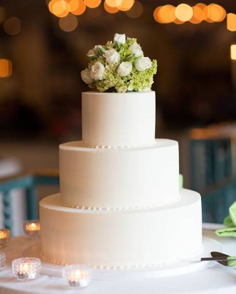 Свадебный торт с живыми цветами: фото украшений в виде живых цветов