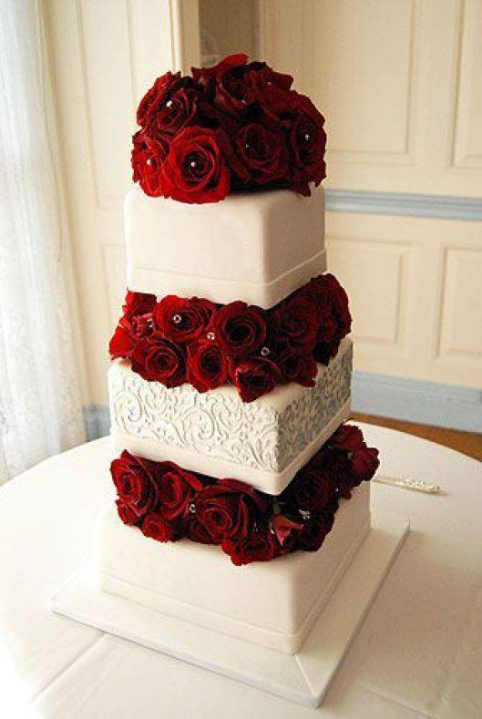 Свадебный торт ? красный с красными или белыми розами и другими цветами