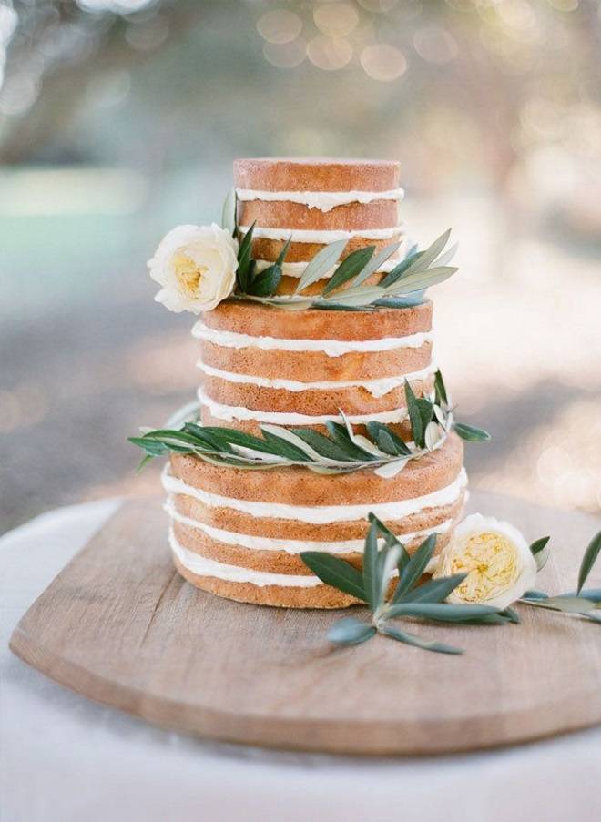 Торт с открытыми коржами и ягодами. свадебный торт с открытыми коржами