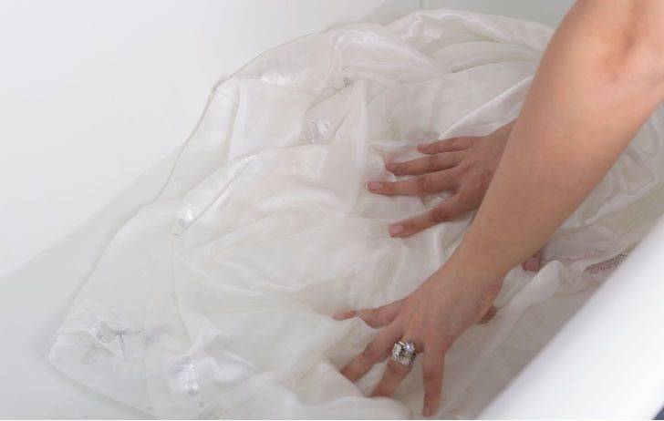 Как стирать свадебное платье в домашних условиях руками и в машинке