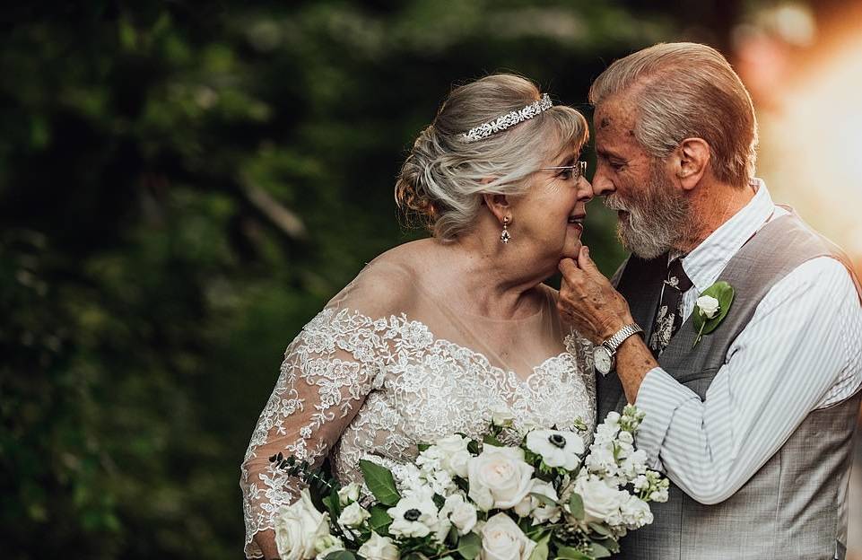 Бриллиантовая свадьба: 60 лет со дня свадьбы - что дарить, традиции, поздравления, как отметить
