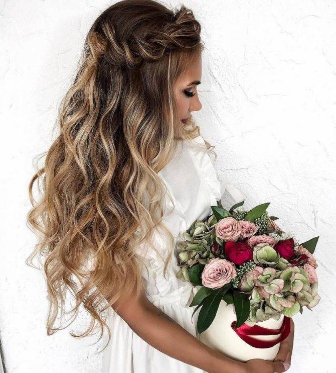 Свадебные прически с распущенными волосами – оригинальные идеи с фото на волосы разной длины, с фатой и диадемой, с плетением, голливудская волна