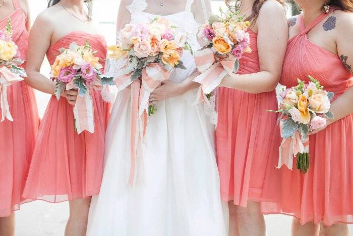 Оформление свадьбы в коралловом цвете: выбор украшений и одежды с фото