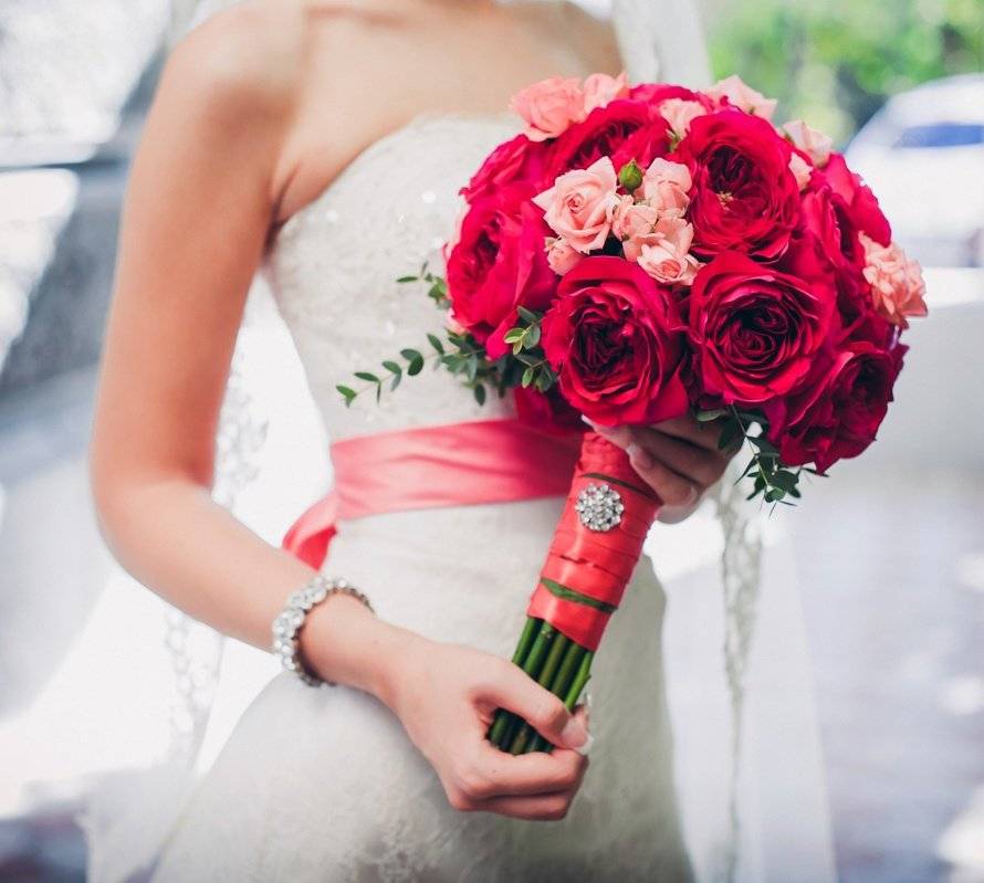 Экстравагантная классика: составляем красно-белый букет невесты правильно