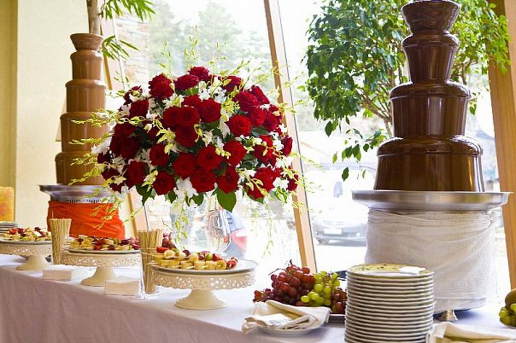 Шоколадный фонтан на свадьбу – как красиво подать десерт