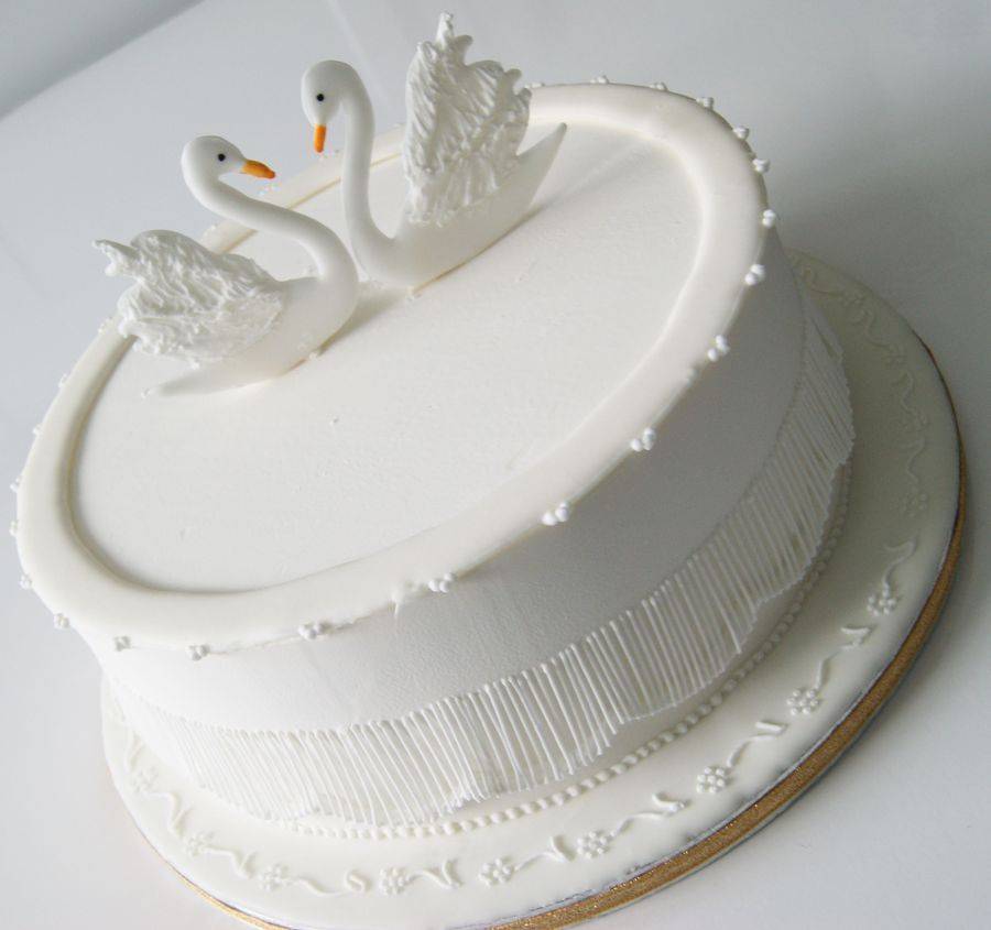 Лебедь из мастики – прекрасное кулинарное украшение для торта, на примере мастер-класса