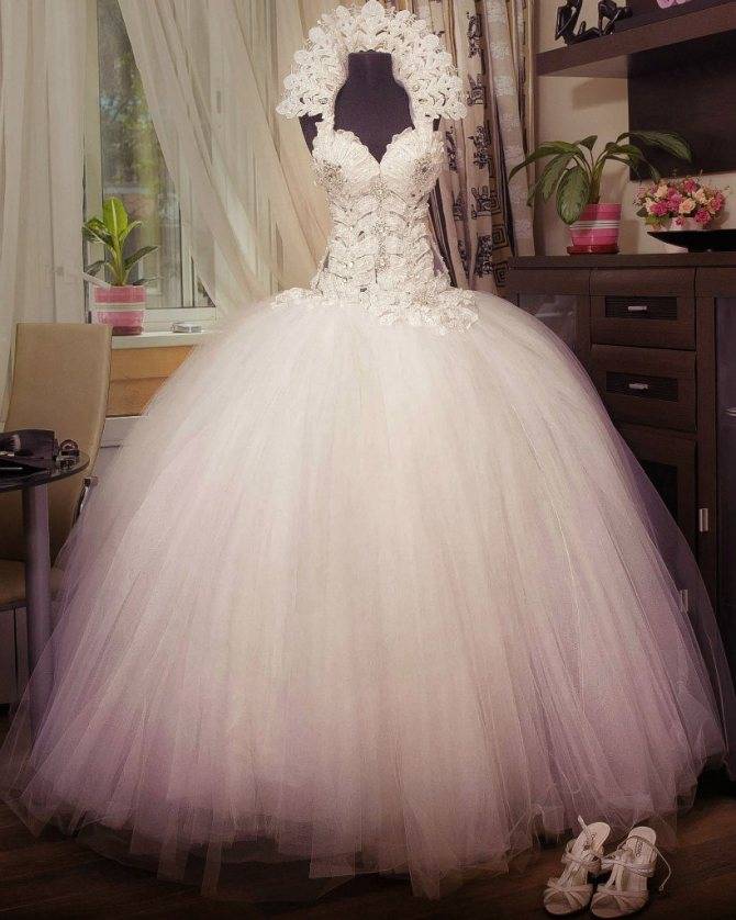 Вариант для настоящих богинь – свадебное платье со стразами на корсете: фото невест
