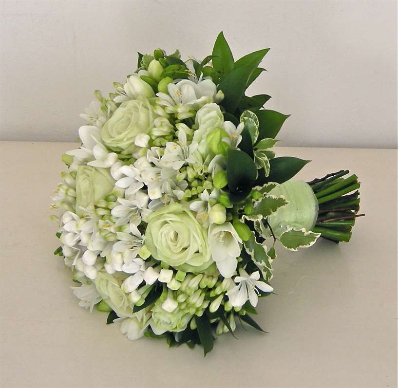 Бело зеленый букет невесты