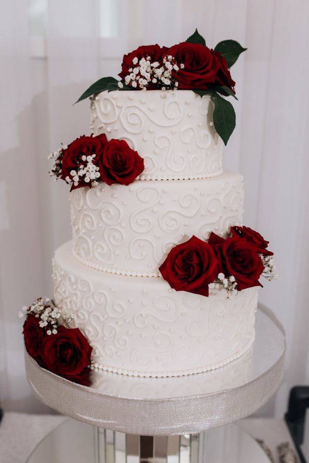 Свадебные торты бордовый роза — 24 фото