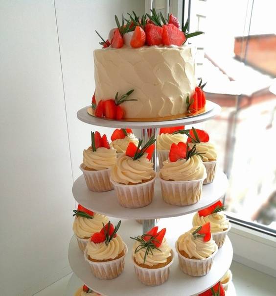 Свадебный торт с капкейками (фото)