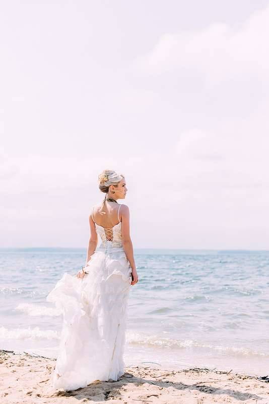 Свадьба на пляже в тренде [2019] – фото, выбор платья? & образа жениха, идеи проведения за границей