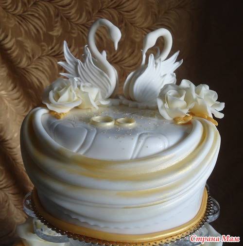 Свадебный торт с лебедями из мастики, карамели и шоколада - идеи оформления с фото