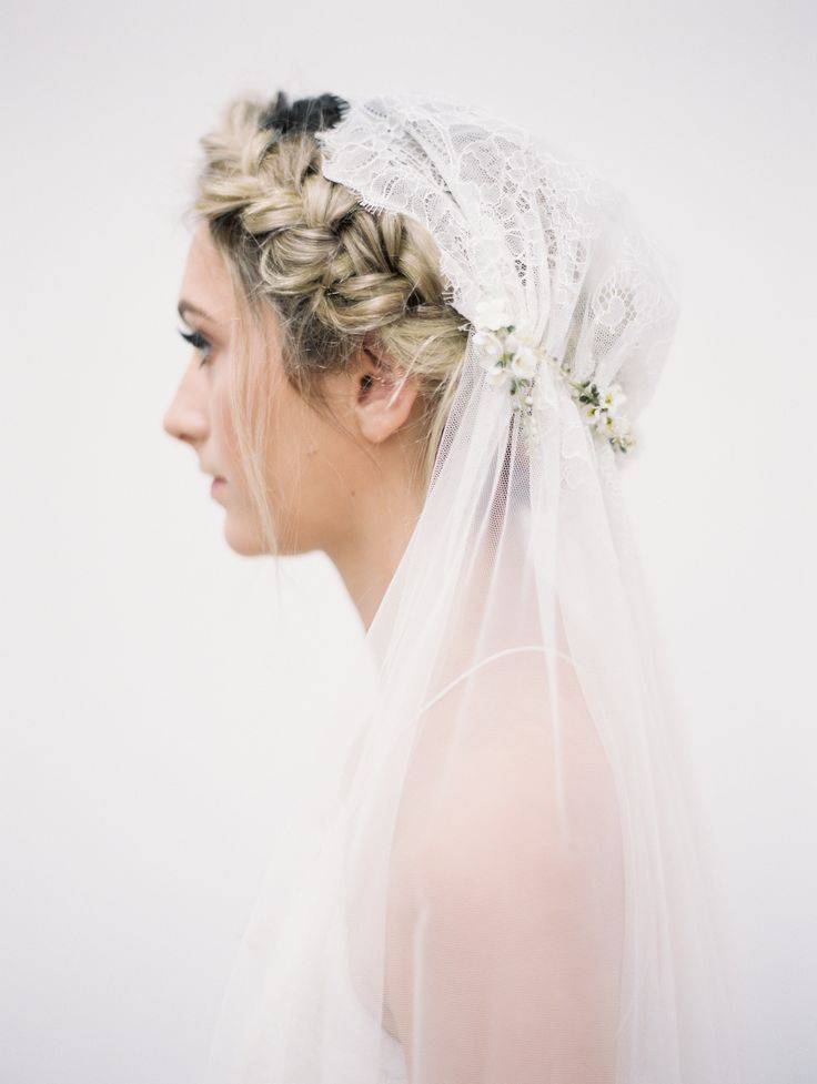 Свадебные прически с короной — на основе паутинки и косы, с фатой, фото и видео