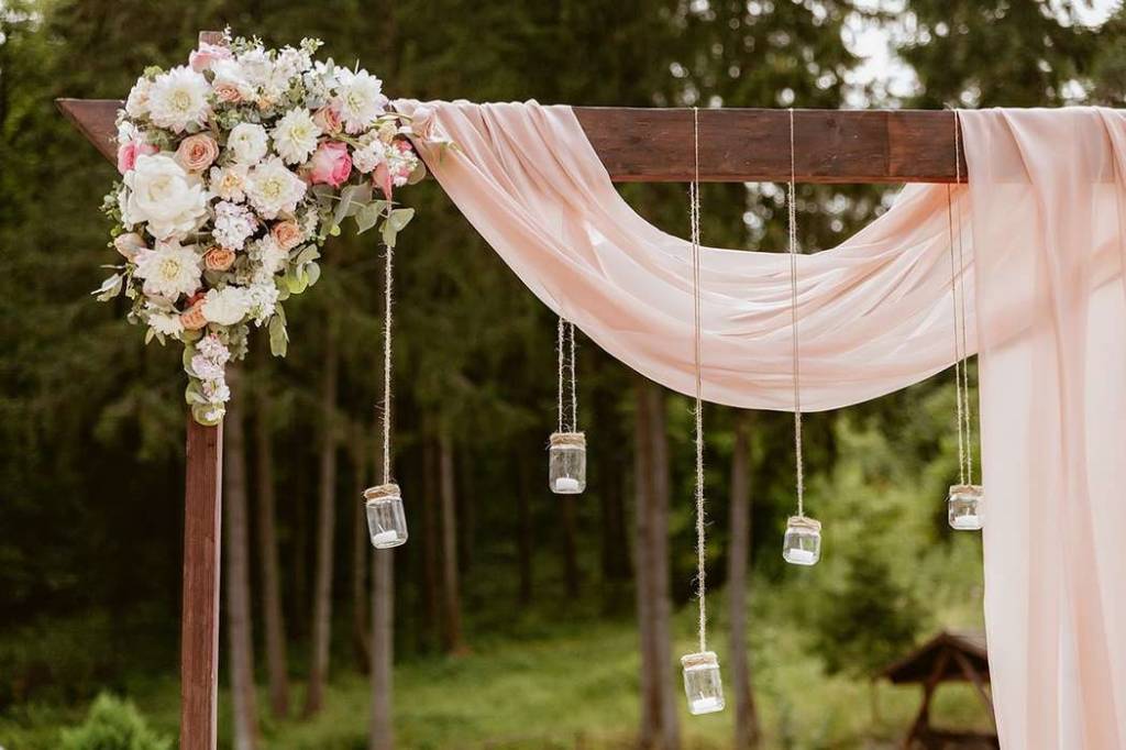 Как самостоятельно сделать и украсить свадебную арку?