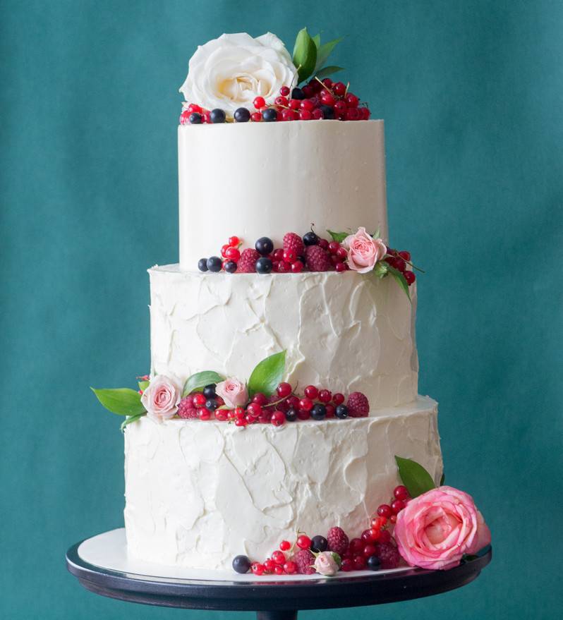 Белый свадебный торт – яркие идеи украшения живыми цветами и другим декором
